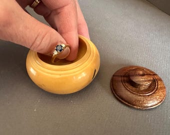 Cuenco de marfil vegetal con tapa de palisandro boliviano