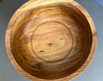 Cuenco de madera de canario con vetas rústicas.