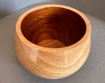 Cuenco de madera de canario con calidez en su interior