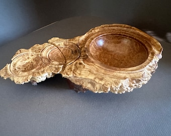 Estos tres cuencos reposan sobre un trozo de piedra de color marrón que parece piedra. Los soportes parecen extruidos de las rocas...