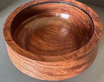 Cuenco de Bubinga de grano fino con borde de ébano.