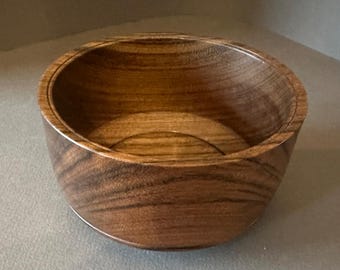 Cuenco pequeño Shedua con vetas profundas y brillantes.