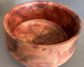 Un cuenco de madera de alcanfor para almacenamiento o decoración.