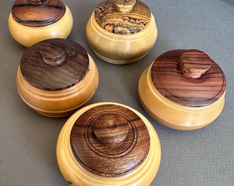 Cuencos con tapa de marfil para verduras