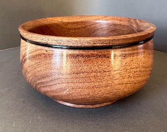 Cuenco de mezquite de grano fino con detalles de ébano.