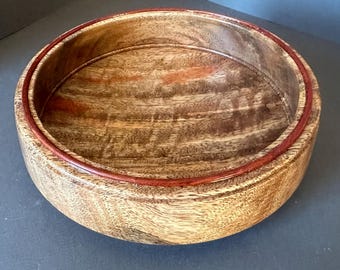 Cuenco de mango colorido con detalles en Bloodwood.