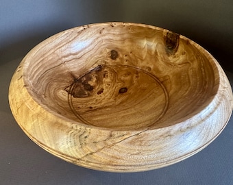 Ensaladera de olmo procedente de una enorme losa salvaje.  Lleno de nudos y muchas inclusiones de corteza y extremidades, está cargado de carácter.