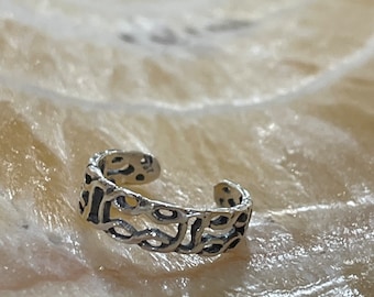Sterling silver toe ring woven Celtic knot summer vibes