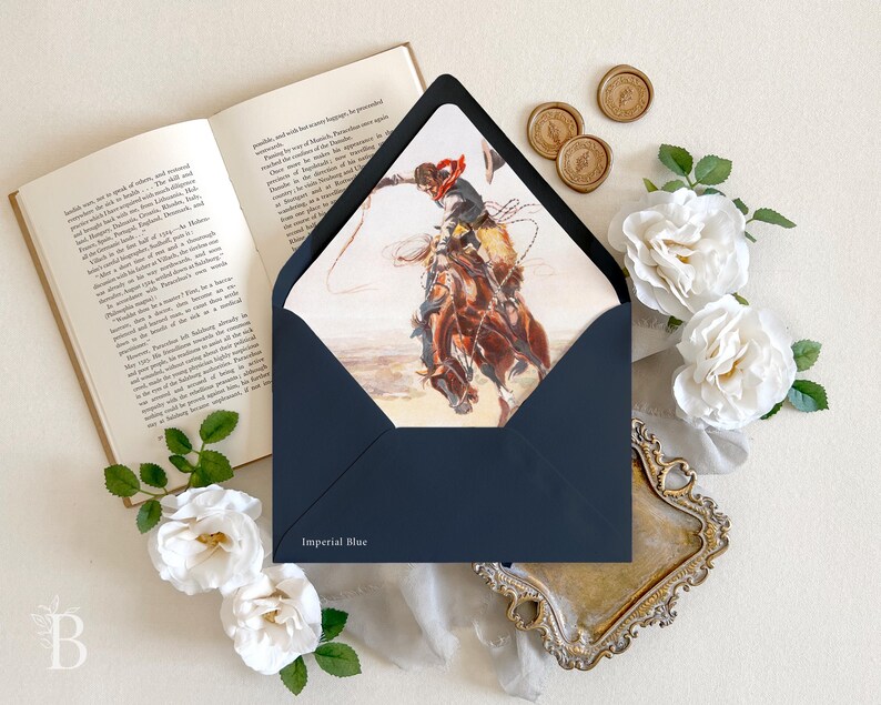 Op de afbeelding: Een donkerblauwe envelop met de tekst Imperial Blue gedrukt op de onderste flap. De voering van de envelop bevat een gedetailleerde illustratie van een cowboy die op een bokkend paard rijdt terwijl hij met een lasso zwaait.