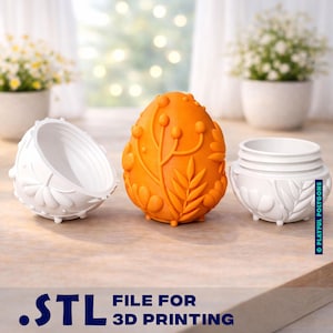 Puede incluir: Una taza de cerámica blanca con asa negra y el texto "But First, Coffee" en negrita negra. La taza se encuentra sobre un fondo borroso, sugiriendo un ambiente acogedor.