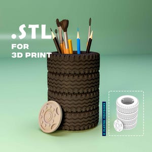 Pode incluir: Um porta-lápis marrom em forma de pneu com tampa. O porta-lápis é composto por quatro pneus empilhados. A tampa é um único pneu. O porta-lápis está cheio de lápis e pincéis. O texto .STL FOR 3D PRINT é visível na imagem.