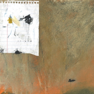 Op de afbeelding: Abstracte mixed media kunstwerk met een gescheurd stuk gelijnd papier linksboven, met krabbels en het woord "invisible". De achtergrond loopt over van bruin naar oranje en donkergroen, met extra tekst en vormen.