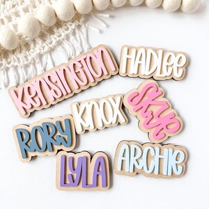 Interchangeable and reusable first/last day of school sign.  Features magnetic interchangeable names in your choice of color, velcro first/last day of school pieces and white dry erase areas to fill in milestones!