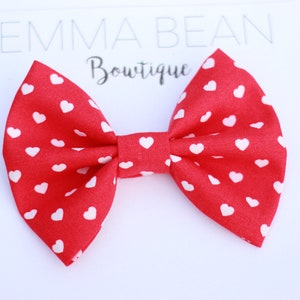 Noeud pour cheveux roux avec coeurs blancs : accessoire de Saint-Valentin