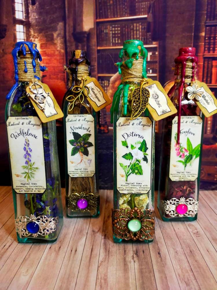 Lot de Quatre Bouteilles Cabinets Curiosités Plantes Toxiques