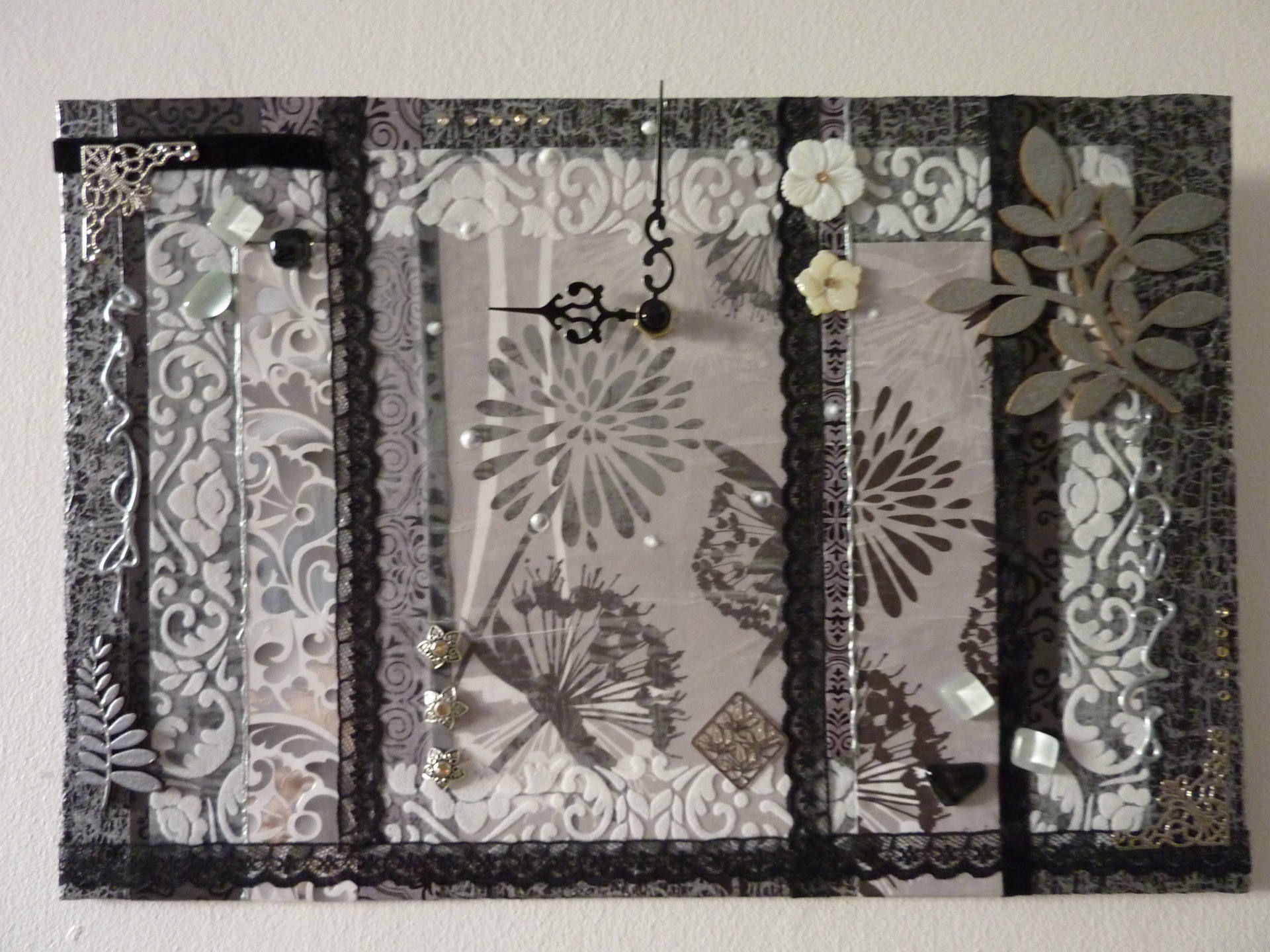 Horloge Murale Astrantia Fleurs Gris et Noir