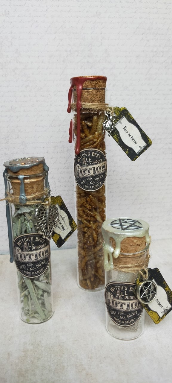 Lot de Trois Tubes ou Flacon en Verre Ingrédients Sorcière Vers Farine, Mue Serpent et Sauge