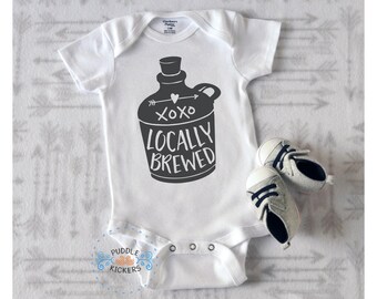 Body de bebé con diseño de cerveza local: Ropa divertida para bebés con temática cervecera.