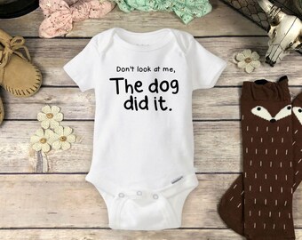 Body divertido para bebé con estampado de perro: ¡No me mires, el perro lo hizo! - Regalo divertido y adorable para bebé niño o niña, regalo para baby shower, camiseta para amantes de los perros.