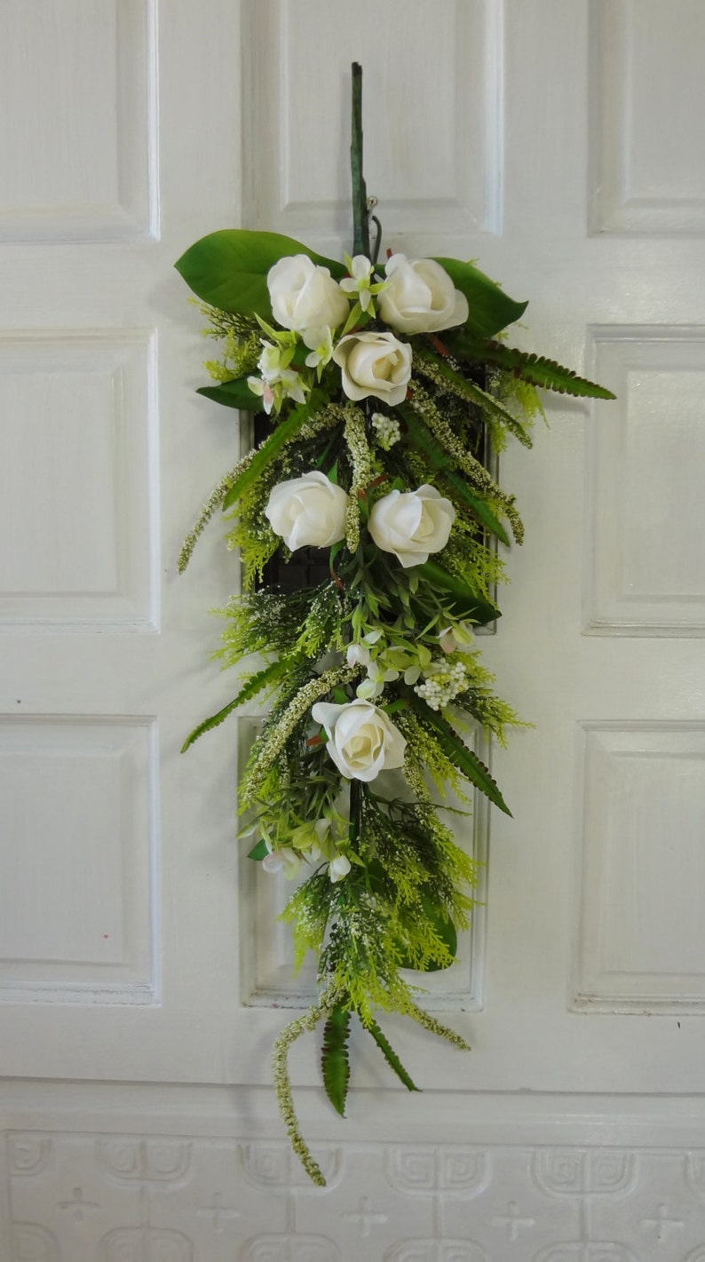 30 Cream Rose Teardrop