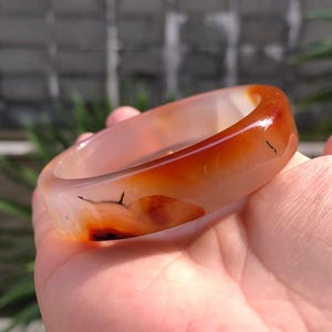 Brazalete único de ágata marrón anaranjada – Inclusiones naturales, 53,9 mm