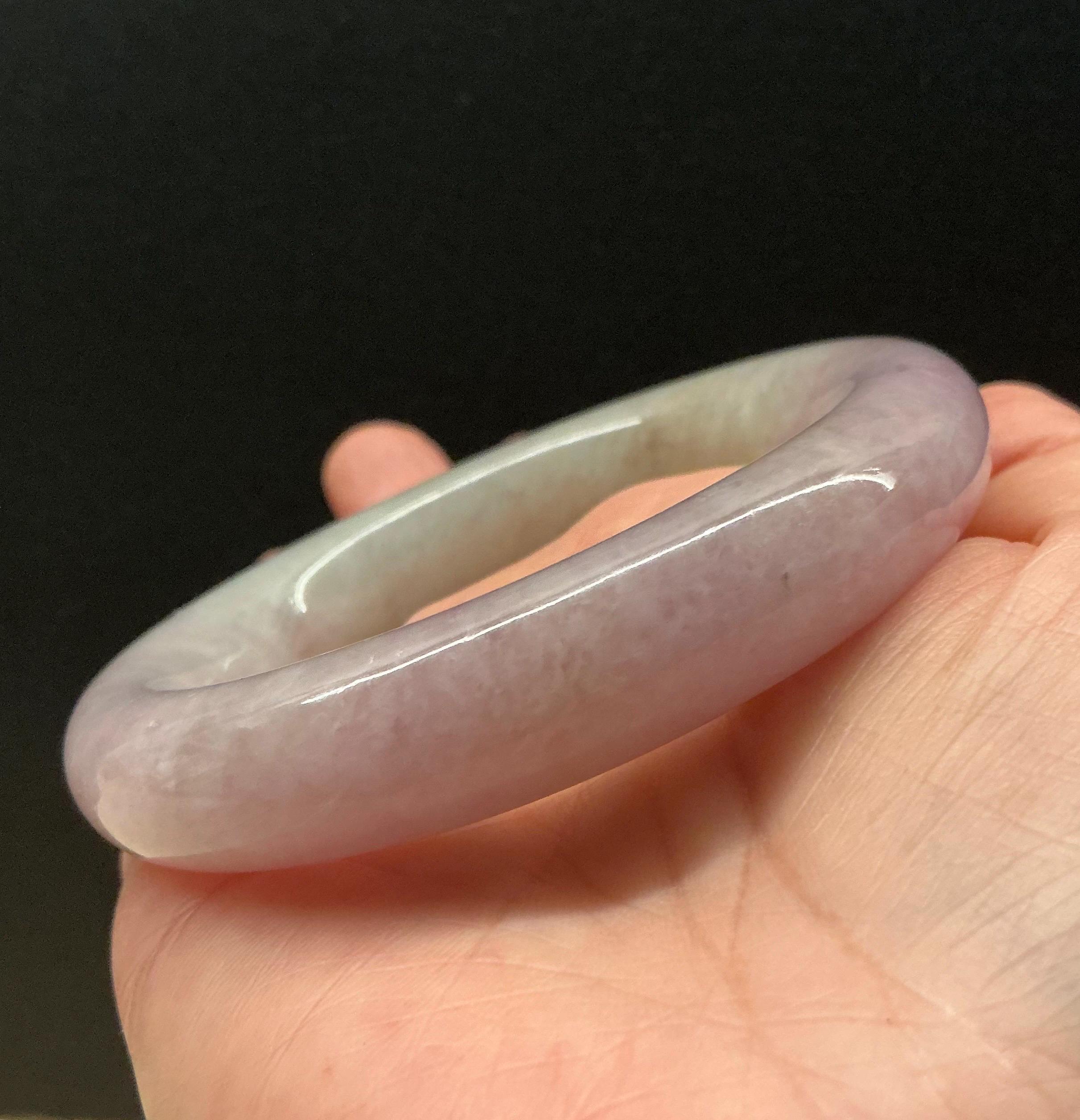 淡いラベンダーグリーンの翡翠バングル – 天然A型半透明翡翠、54mm