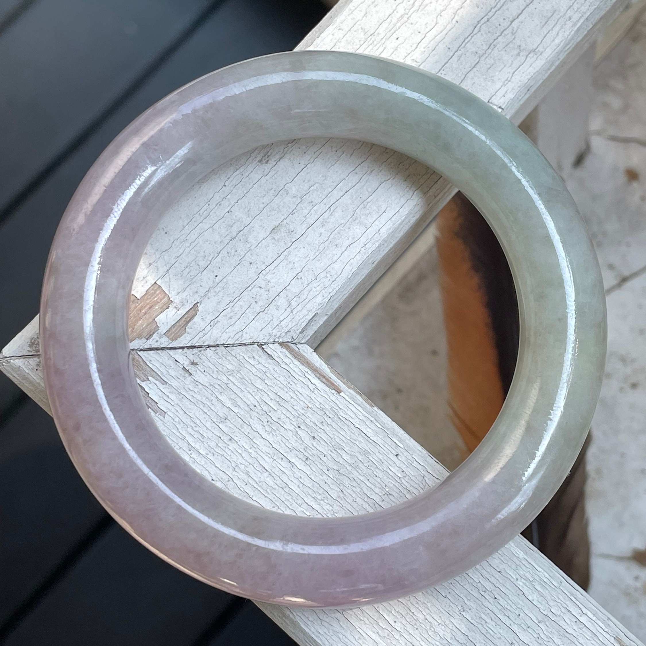 淡いラベンダーグリーンの翡翠バングル – 天然A型半透明翡翠、54mm