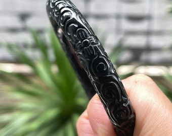 Zertifizierter Mo Cui Jadeit Armreif - Natürlicher Schwarzer geschnitzter Jadeit, 55 mm