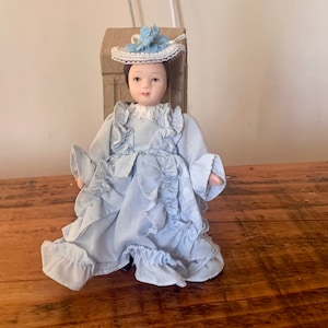 Vintage, Leonardo Kollektion, 1:12, Puppenhaus, Porzellan, Puppe, Mädchen, in blau weiß Kleid, Hut, Miniatur, Viktorianisch, Zeit