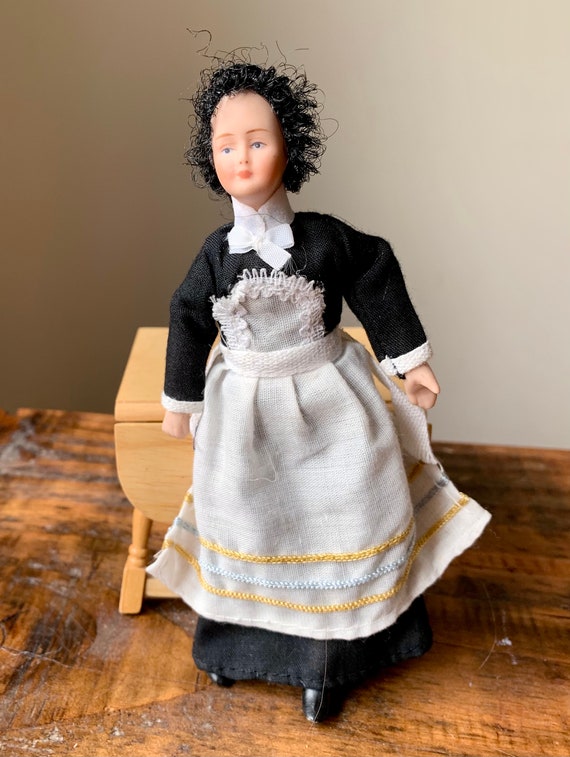 Melody Jane Bambola In Porcellana Vittoriana Con Abito Grigio – Scala 1:12, Altezza 14 Cm, Per Casa Delle Bambole