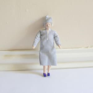 Vintage, Handwerker, handgefertigt, 1:12, Puppenhaus, Gentleman, Mann, in blauen und weißen Streifen, Nachthemd und Nachtmütze, Zeitraum, viktorianisch