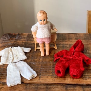 vintage, Mid Century, Roddy, Plastique dur, Petit, Bébé, Poupée, Haut et short tricotés à la main, Romper à capuche rouge, Et Cardigan, Pantalon