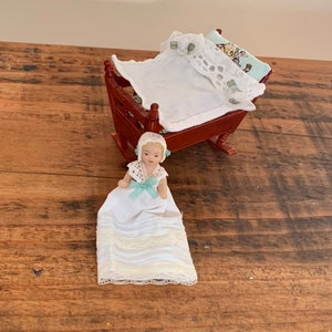 Vintage, 1:12e schaal, poppenhuis, wieg, kinderbedje en baby, kind, kinderkamer, slaapkamer, set, meubels, met handgemaakte, Winnie de poeh, beddengoed