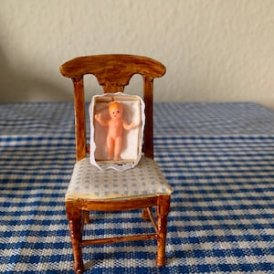 Vintage, échelle 1/12e, maison de poupée, maison de poupée, figurine, plastique, bébé, poupée, jouet, dans une boîte cartonnée avec bordure en dentelle, chambre de bébé, collection, miniatures