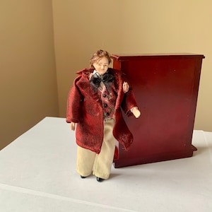 Vintage, Handwerker, handgefertigt, von Hand gekleidet, 01:12. Skala, Puppenhaus, Gentleman, in roter Jacke, Floral Weste und Fliege, Figur, Mann