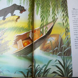 Puede incluir: Una p&aacute;gina ilustrada de un libro que representa a una pantera negra de pie sobre un tronco, mirando un peque&ntilde;o bote de madera con una cesta y un beb&eacute; dentro. El texto en la p&aacute;gina dice "Muchas leyendas extra&ntilde;as se cuentan sobre las junglas de la India. Una de esas historias es la de Mowgli, un hombre-ni&ntilde;o que creci&oacute; en la jungla."