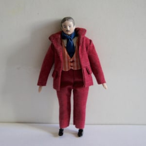 Vintage, Handwerker, handgefertigt, von Hand gekleidet, 01:12. Skala, Puppenhaus, Gentleman, in tief rosa Anzug, streifenhafte Weste und Krawatte, Figur, Mann