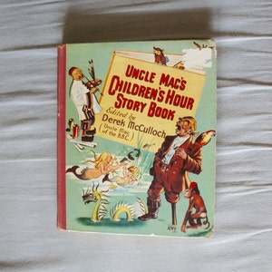 Könnte beinhalten: Ein altes Kinderbuch mit dem Titel "Uncle Mac's Children's Hour Story Book" mit Illustrationen einer Meerjungfrau, eines Piraten und eines Affen. Das Buch wurde herausgegeben von Derek McCulloch, auch bekannt als "Uncle Mac" der BBC.