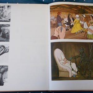 Puede incluir: Un libro con ilustraciones en blanco y negro de un grupo de personas bailando, un hombre sosteniendo un bebé, un hombre con una mano grande y una criatura con una cola larga sosteniendo a un hombre en una silla.