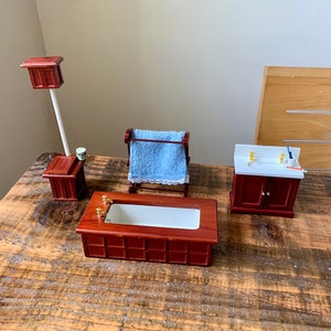 Vintage, 01:12. Skala, Puppenhaus, Holz, Miniatur, Bad, Set, Toilette, Waschbecken, Bad, Handtuch Airer, Handtuch, Zahnpasta, Tasse, Zahnbürste