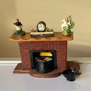 Vintage, 01:12th Scale, Puppenhaus, braune Ziegel, Kamin, mit Feuerrost, mit brennenden Holz Feuer, Metall Kohle Scuttle, Uhr, Ornamente