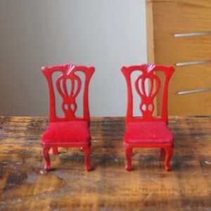Vintage, 1:12. Maßstab, Puppenhaus, Mahagoni, Holzstühle mit roten Samt Sitzkissen, Flur, Wohnzimmer, Sitze, Sitzgelegenheiten, Möbel, Geschenk