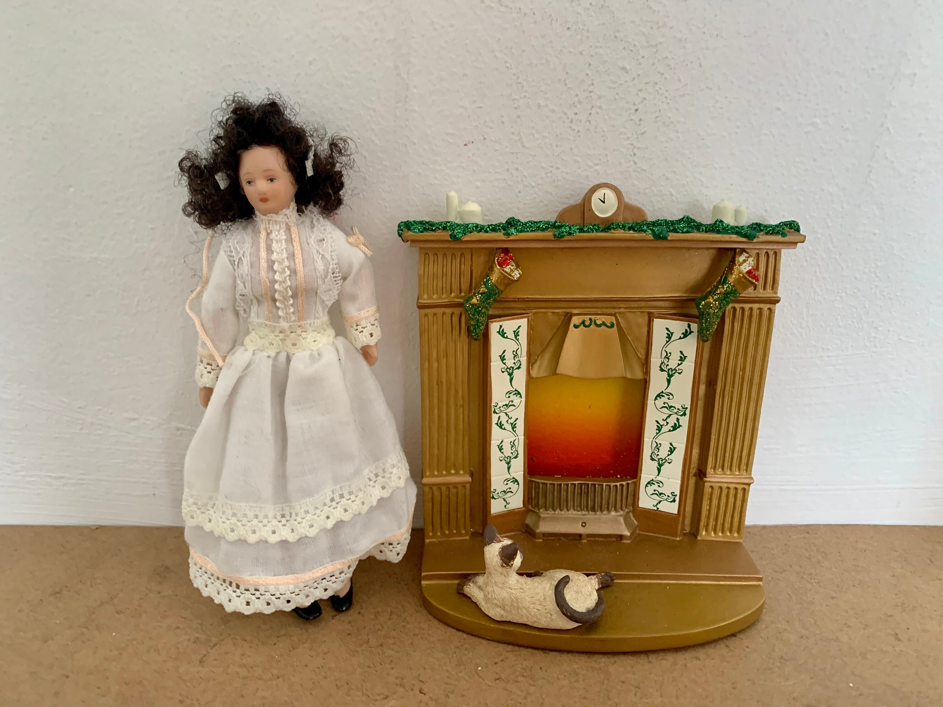 CASA DELLE BAMBOLE Camino in miniatura scala 1:12