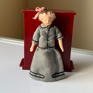 1:12 Siège Poupée-Vieille femme avec livre-Maison de Poupée Miniature 