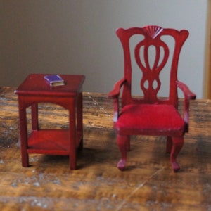 Vintage, 1:12. Maßstab, Puppenhaus, Mahagoni, Holzstuhl, mit roter Samt Sitzauflage, Beistelltisch, Buch, Wohnzimmer, Sitzecke, Flur, Periode
