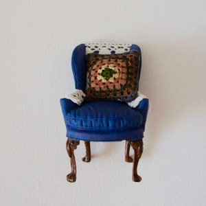Upcycled, scala 12, miniatura, Dolls House, Blue, resina, poltrona e mano all&#39;uncinetto, cuscino con pizzo dettagli, Dollhouse, sedia, regalo