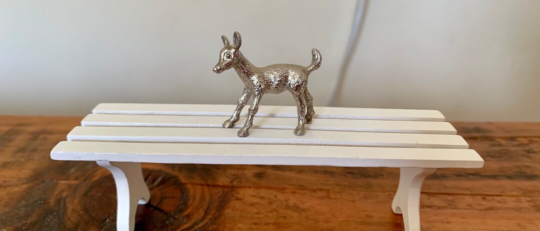 Sagoma Di Testa Di Cervo Su Sfondo In Legno U00b7 Creative Fabrica - Foto 3