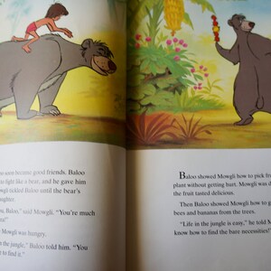 Puede incluir: Una ilustraci&oacute;n de un libro infantil que muestra a Mowgli, un ni&ntilde;o peque&ntilde;o, montando en la espalda de un oso marr&oacute;n llamado Baloo. Baloo le est&aacute; ense&ntilde;ando a Mowgli c&oacute;mo sobrevivir en la jungla. El texto de la imagen dice: "Hay mucho que comer en la jungla. Baloo le dijo. "Solo tienes que saber d&oacute;nde encontrarlo."