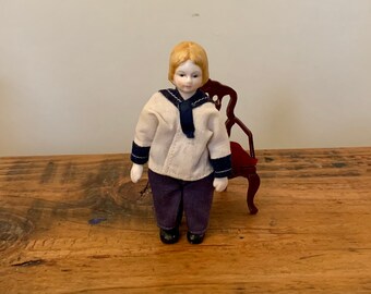 Junge im Matrosenanzug Puppe für Puppenhaus Miniatur 1:12 