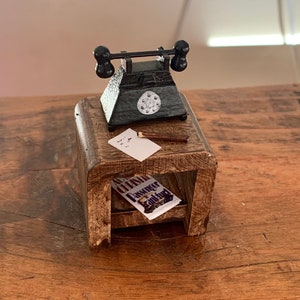 Vintage, scala 1:12, Casa delle bambole, Mogano, Legno, Tavolino, Tavolino, Scaffale per riviste, con, Telefono, Carta, Matita, Miniature